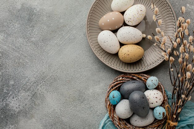 Vue de dessus des oeufs de Pâques colorés dans le panier et la plaque avec copie espace