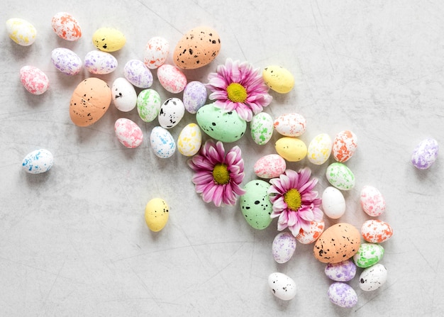 Photo gratuite vue de dessus des oeufs de pâques colorés