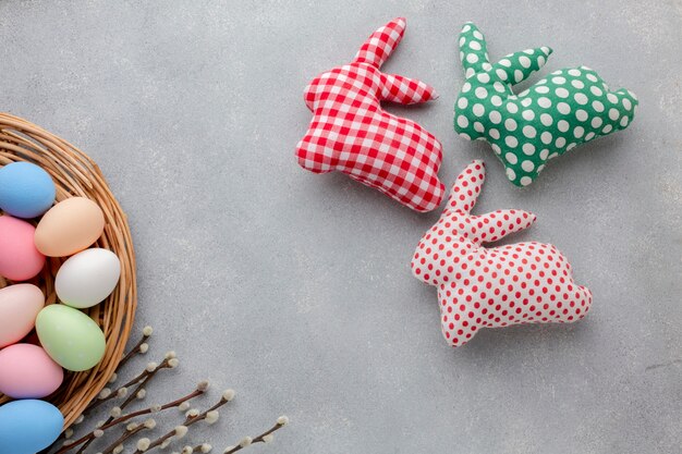 Photo gratuite vue de dessus des oeufs de pâques multicolores avec des décorations en forme de lapin