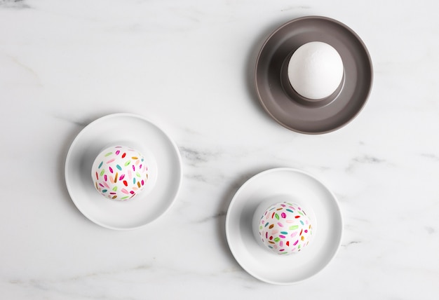 Vue de dessus des oeufs de Pâques peints sur des assiettes