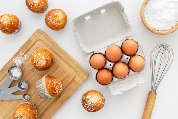 Vue de dessus des œufs et des petits gâteaux