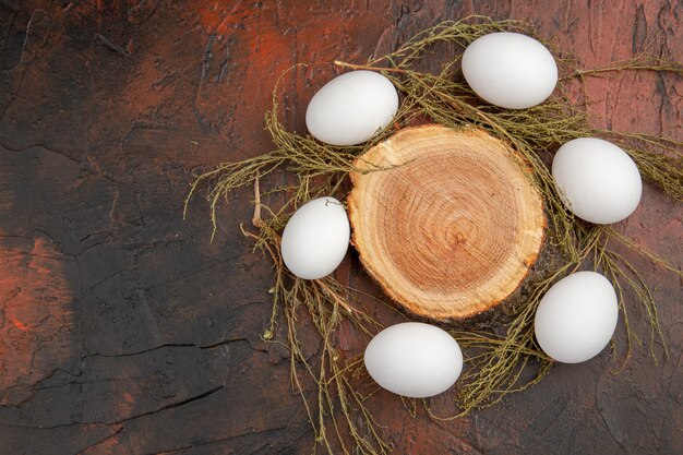 Vue de dessus des œufs de poule blancs sur une table sombre photo repas animal couleur des aliments cru espace libre de la ferme