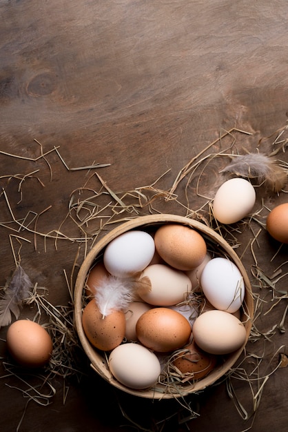 Vue de dessus des œufs de poule frais