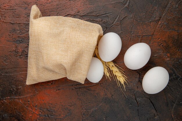 Vue de dessus des œufs de poule à l'intérieur du petit sac