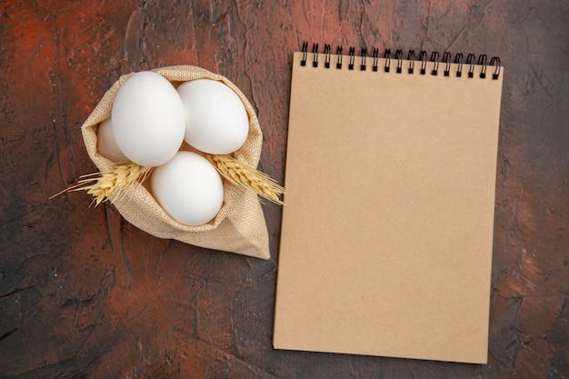 Vue de dessus des œufs de poule à l'intérieur du petit sac