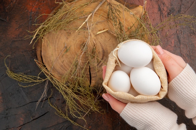 Photo gratuite vue de dessus des œufs de poule à l'intérieur du petit sac