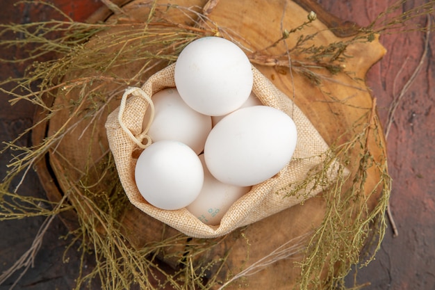 Vue de dessus des œufs de poule à l'intérieur du sac