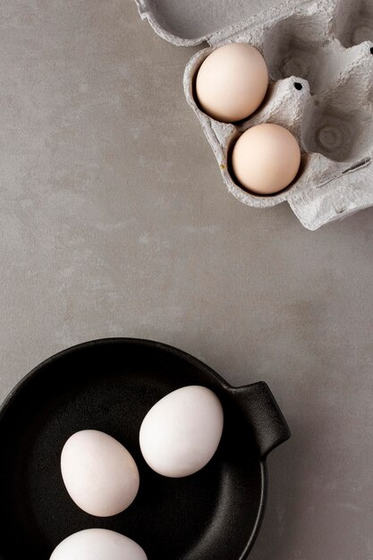 Photo gratuite vue de dessus des œufs prêts pour le petit déjeuner