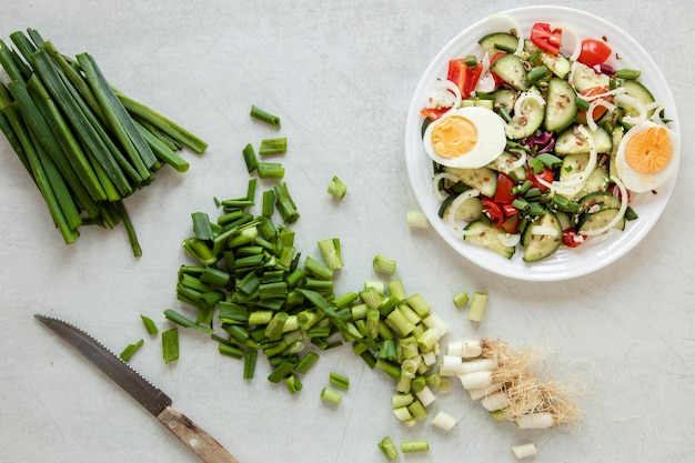 Vue de dessus oignon vert pour salade