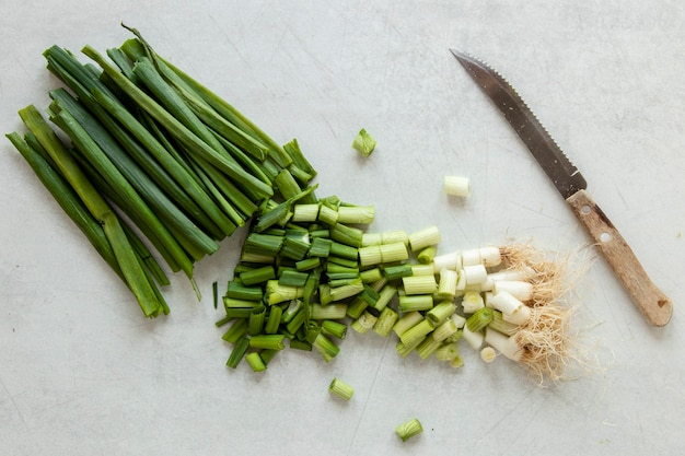 Photo gratuite vue de dessus oignon vert