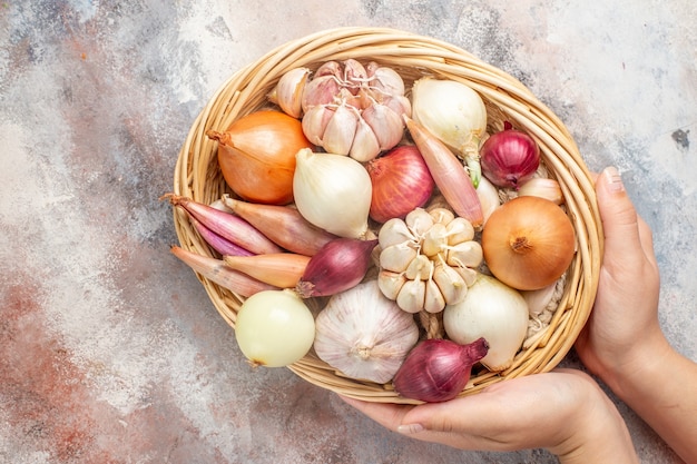 Vue de dessus oignons et ails ingrédients frais à l'intérieur du panier