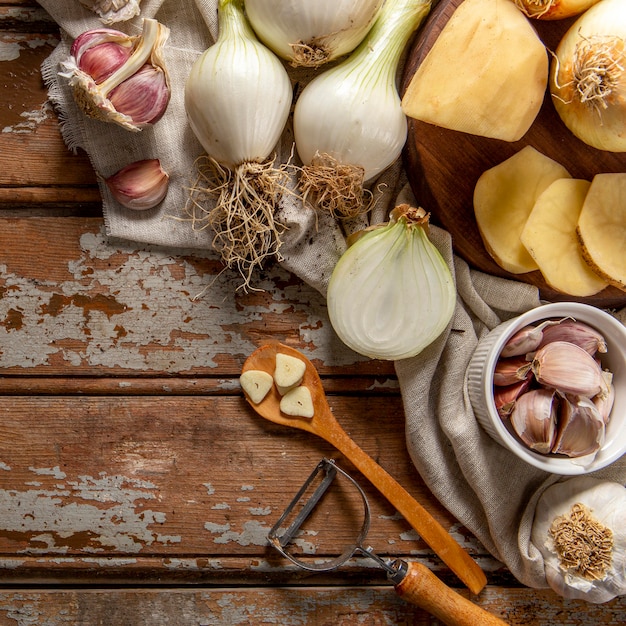 Vue de dessus des oignons avec des légumes