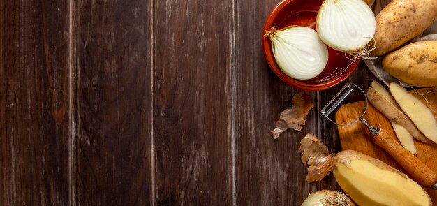 Vue de dessus des oignons et pommes de terre pelées