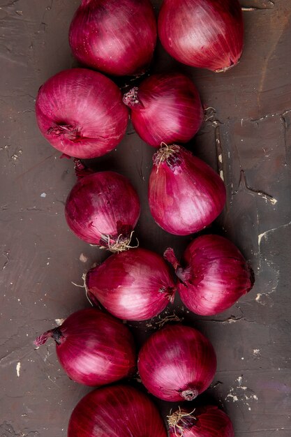 Vue de dessus des oignons rouges sur fond marron