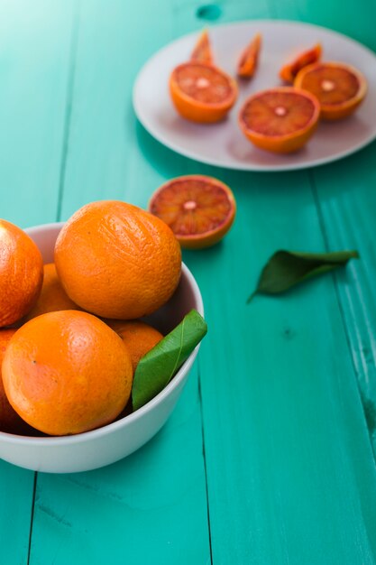 Vue de dessus des oranges sur le bol et la plaque