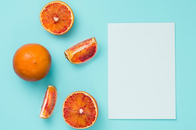 Vue de dessus des oranges avec du papier