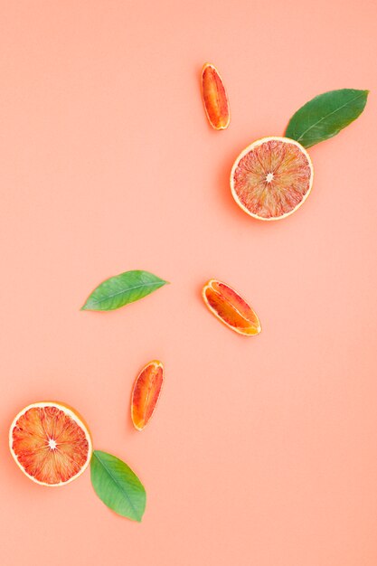 Vue de dessus oranges et feuilles