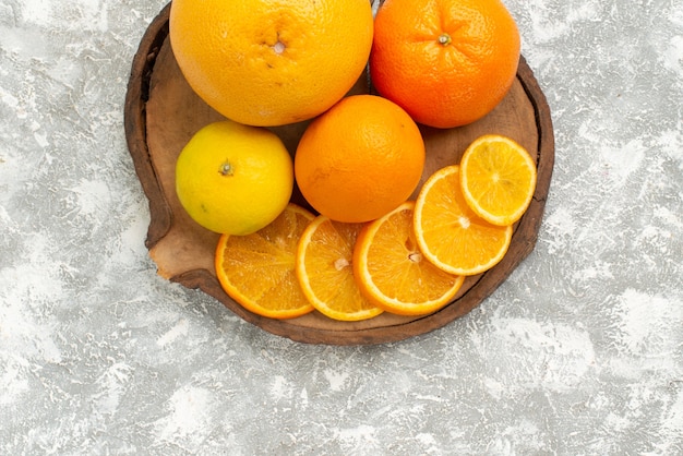 Vue de dessus des oranges fraîches avec des mandarines sur un bureau blanc fruits frais tropicaux exotiques d'agrumes