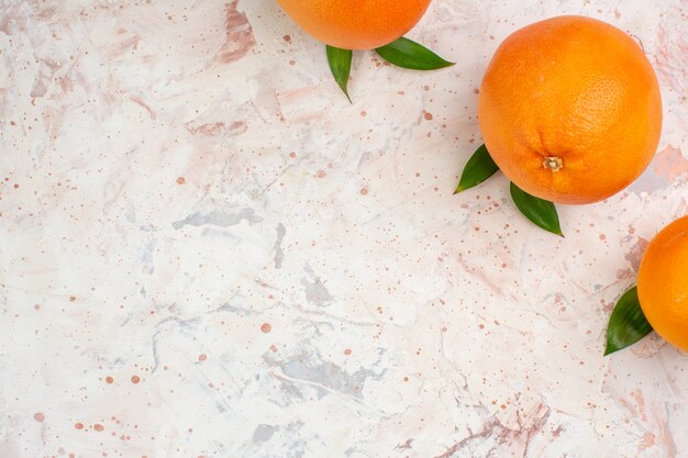 Vue de dessus des oranges fraîches sur une surface isolée lumineuse avec espace de copie