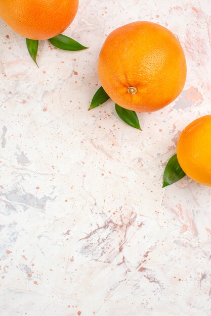 Vue de dessus des oranges fraîches sur une surface isolée lumineuse avec espace de copie