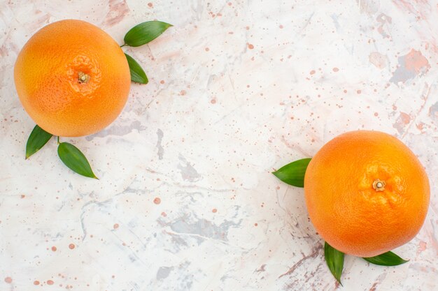 Vue de dessus des oranges fraîches sur une surface isolée lumineuse avec un espace libre