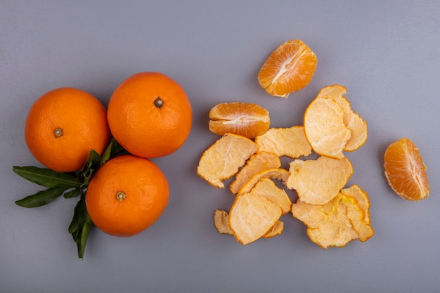 Photo gratuite vue de dessus oranges avec peau sur fond gris