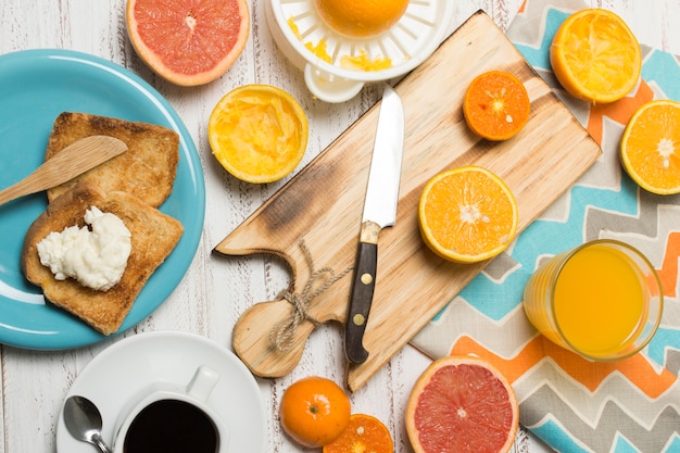 Photo gratuite vue de dessus des oranges pour le petit déjeuner