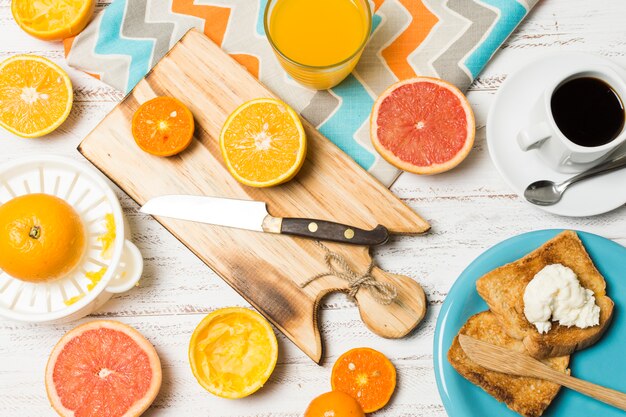 Vue de dessus des oranges pour le petit déjeuner