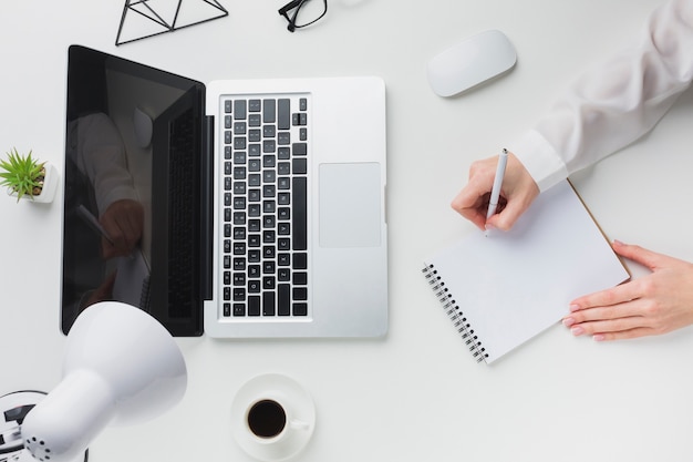 Photo gratuite vue de dessus de l'ordinateur portable et tasse de café sur le bureau