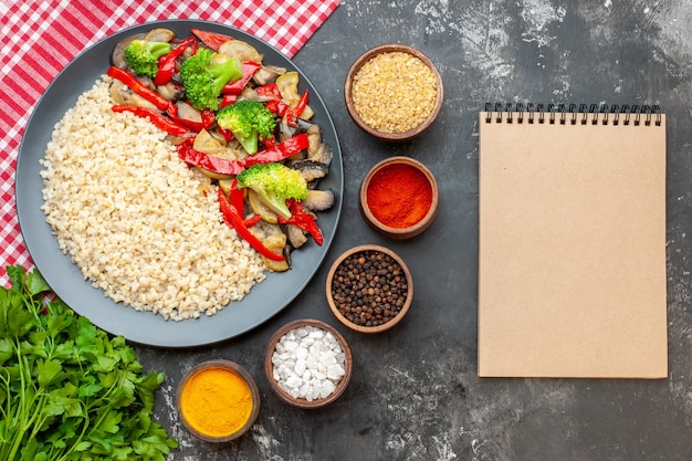 Vue De Dessus De L'orge Perlé Avec De Savoureux Légumes Cuits Et Assaisonnements Sur Une Table Grise