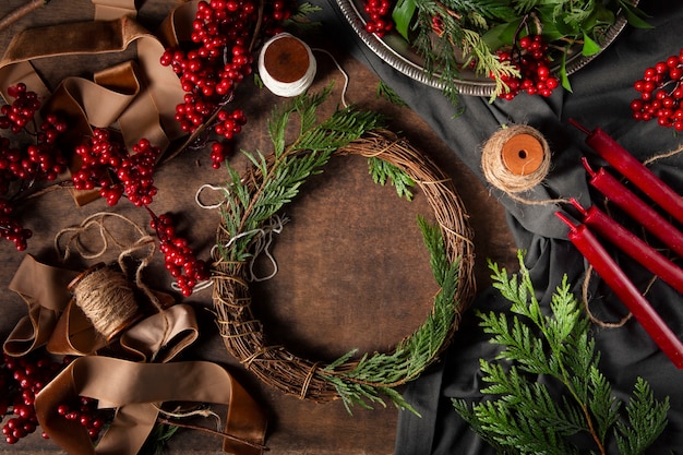 Photo gratuite vue de dessus des ornements de couronne de l'avent nature morte