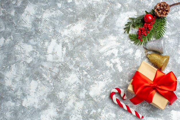 Vue de dessus des ornements de Noël cadeau de Noël sur une table blanche grise avec espace libre