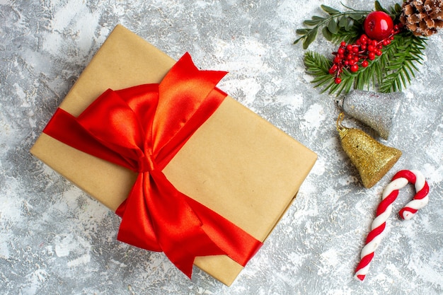 Vue de dessus des ornements de Noël cadeau de Noël sur une table blanche grise