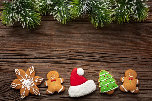 Vue de dessus des ornements de Noël sur une table