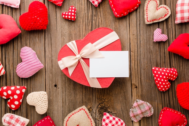 Photo gratuite vue de dessus des ornements de la saint-valentin avec cadeau