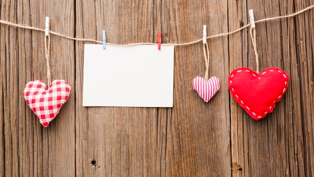 Vue de dessus des ornements de la Saint-Valentin sur chaîne avec du papier