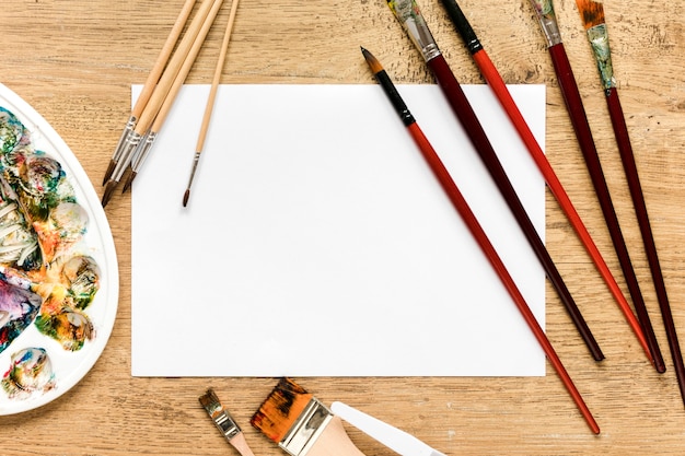 Photo gratuite vue de dessus des outils d'artiste sur le bureau