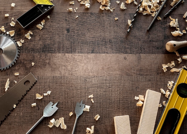 Vue de dessus des outils en bois sur le bureau