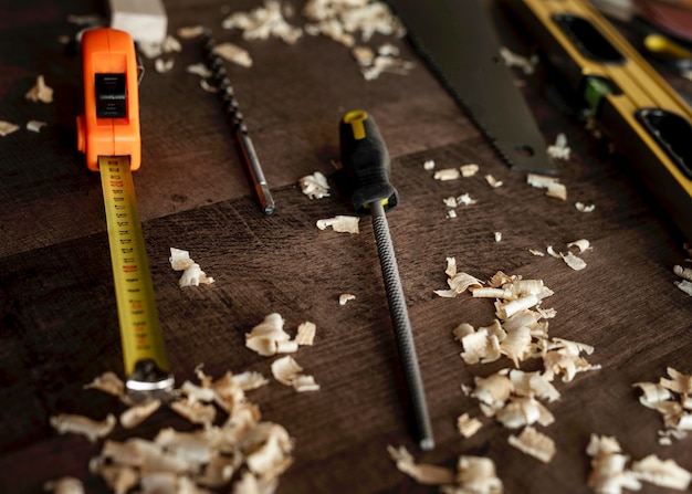 Vue de dessus des outils en bois sur le bureau