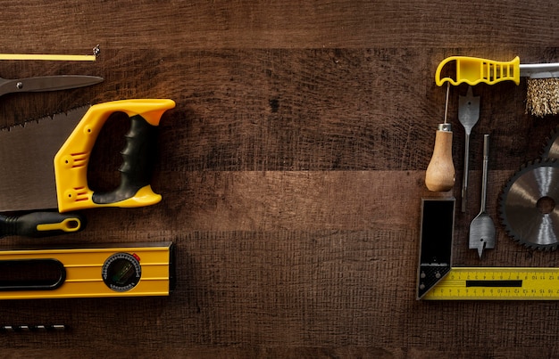 Photo gratuite vue de dessus des outils en bois sur le bureau