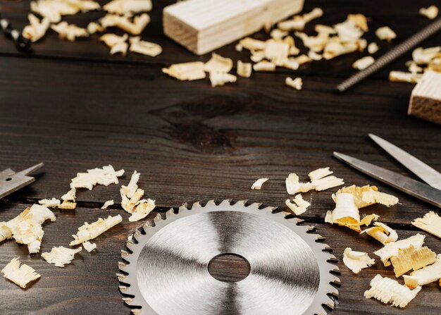 Vue de dessus des outils en bois sur le bureau