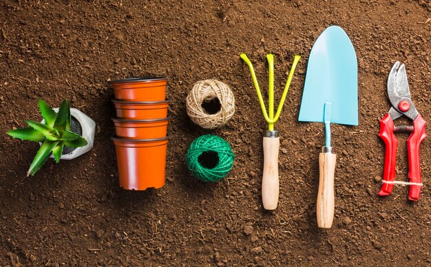 Vue de dessus des outils de jardinage sur le sol