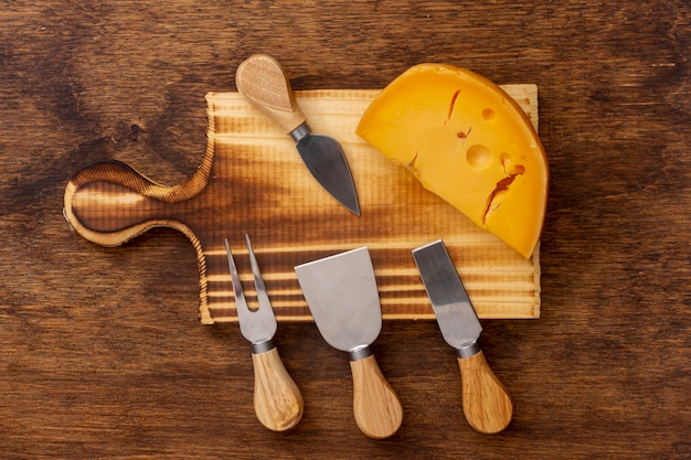 Vue de dessus des outils avec une tranche de fromage sur une table