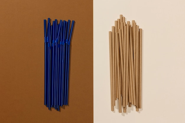 Photo gratuite vue de dessus des pailles en papier par rapport aux pailles en plastique