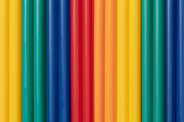 Vue de dessus des pailles en plastique colorées