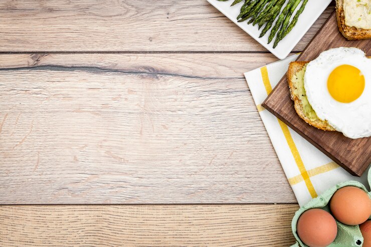 Photo gratuit vue de dessus de pain grillé avec œuf sur le dessus et copie espace