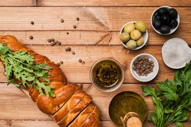 Vue de dessus pain et olives maison sur la table