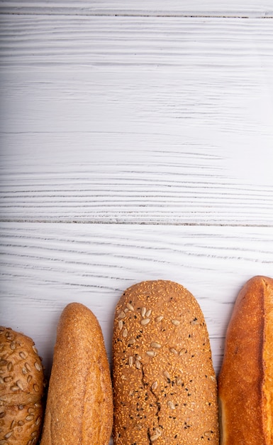 Vue de dessus des pains en baguette de torchis sur fond de bois avec copie espace