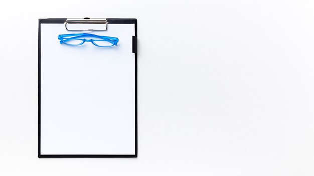 Vue de dessus d'une paire de lunettes sur le bloc-notes avec copie espace