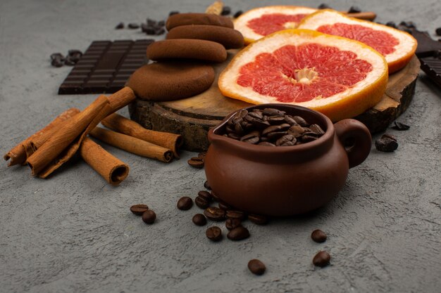 Vue de dessus pamplemousses cookies cannelle avec des graines de café brun sur le sol gris